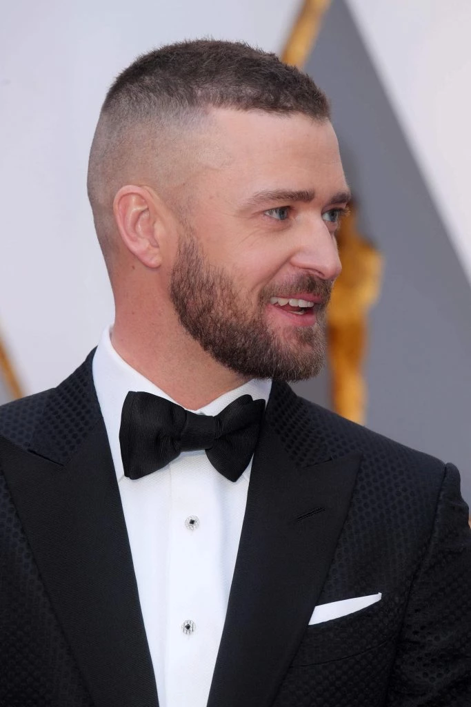 Foto mostrando la tendencia del corte de cabello buzz, muy corto con ligeras diferencias entre los lados y la nuca