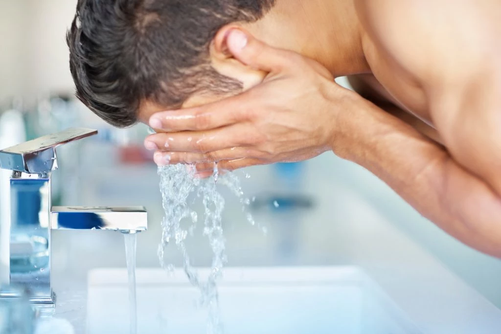 La importancia del cuidado facial tanto para hombres como para mujeres, destacando consejos para mejorar el cutis.