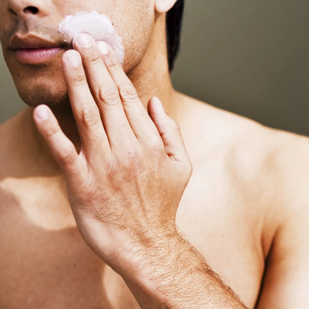 Consejo sobre el cuidado facial para hombres usando el gel de Germaine de Capuccini for men, con pasos sencillos para lavar el rostro.