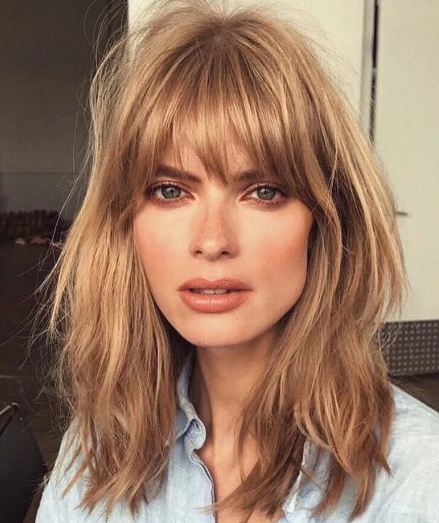 El cambio de temporada y la necesidad de dar un tratamiento extra al cabello, destacando la llegada del clima frío, la sobriedad en el armario y la vuelta a los colores naturales de la piel.