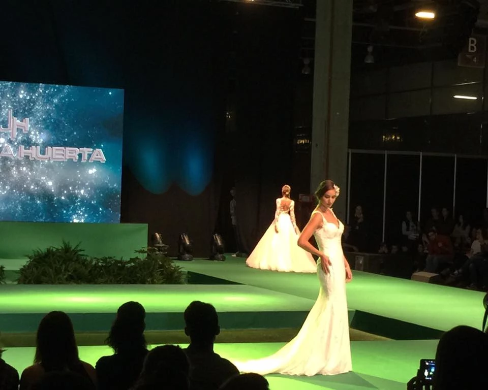 Novias sofisticadas y atrevidas con líneas sensuales y entalladas, y novias románticas con líneas más vaporosas y tules sedosos. Colores nudes y azul hielo añadidos a la paleta, espaldas abiertas, transparencias, aberturas, tules bordados, colas desmontables, toques helénicos y mangas boho.