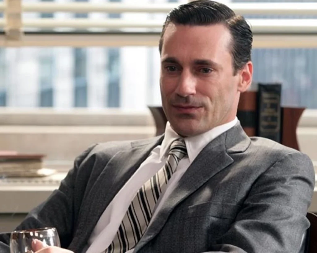 Foto mostrando la tendencia del estilo clásico con raya larga y marcada a un lado, al estilo Mad Men