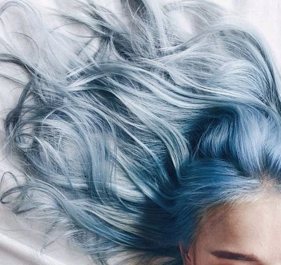 Texto sobre el tratamiento capilar para balayage, recomendando resaltar el rubio de las puntas incluso en cabellos muy decolorados por trabajos de mechas anteriores.
