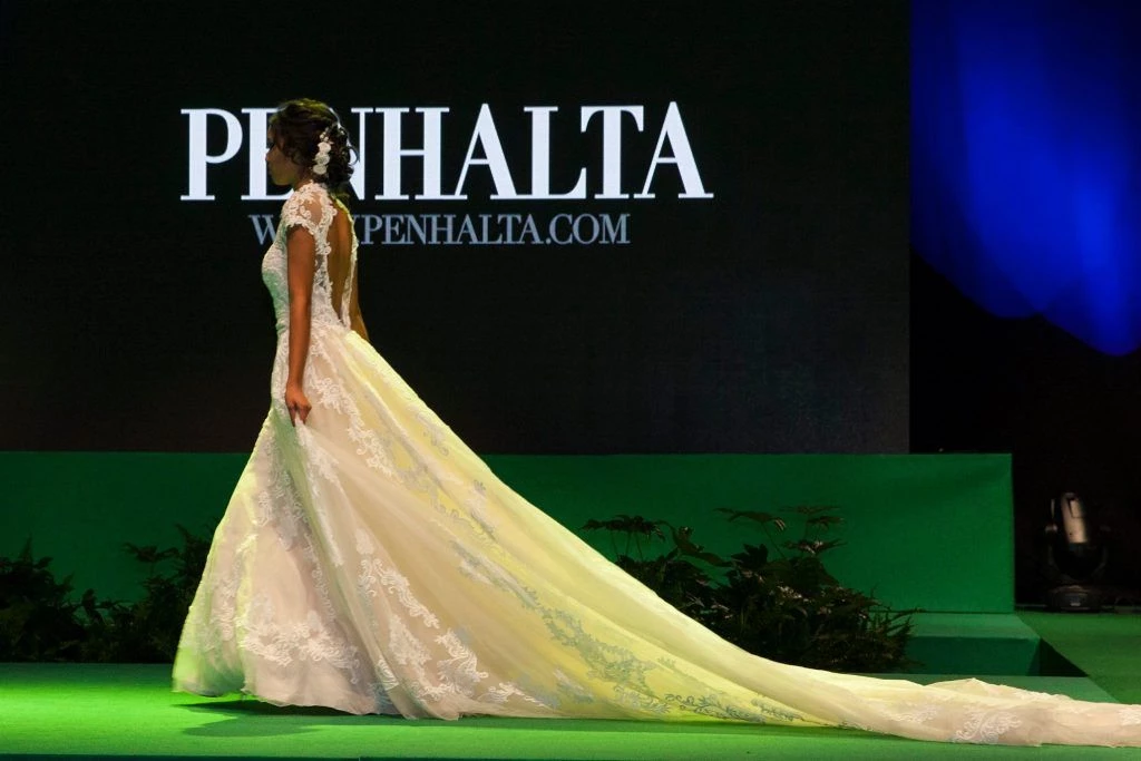 Vestidos excepcionalmente ligeros que realzan la figura femenina, con líneas sensuales, románticas y elegantes, tejidos suaves y ligeros, encajes de alta calidad. Ideal para novias que buscan comodidad, sensualidad y elegancia.