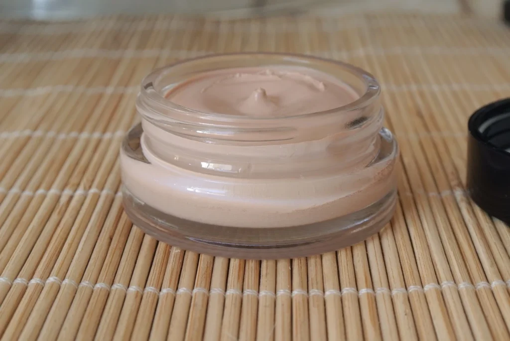 Base crema: ideal para piel madura o con líneas de expresión, controla la cobertura según la cantidad