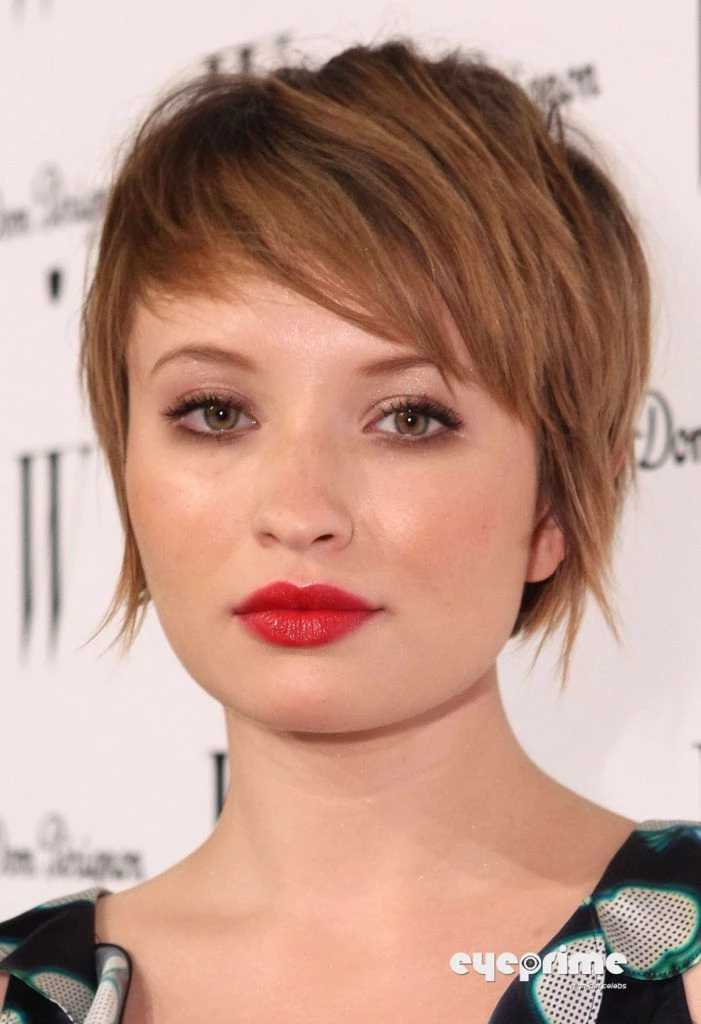 La elección del color de cabello en épocas invernales, destacando cómo la piel tiende a tornarse más blanquita y perdiendo calidez, y mencionando colores como brondes, castaños, platinos más fríos, cobres más sutiles y el color de temporada 'cream soda'.