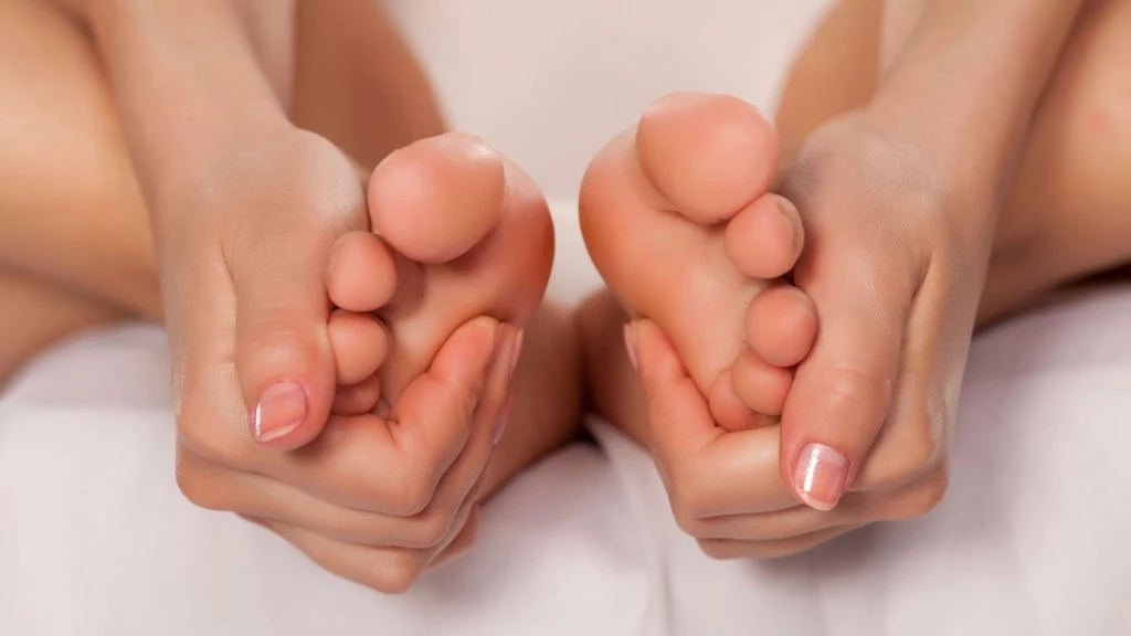 Masaje con aceites esenciales en los pies