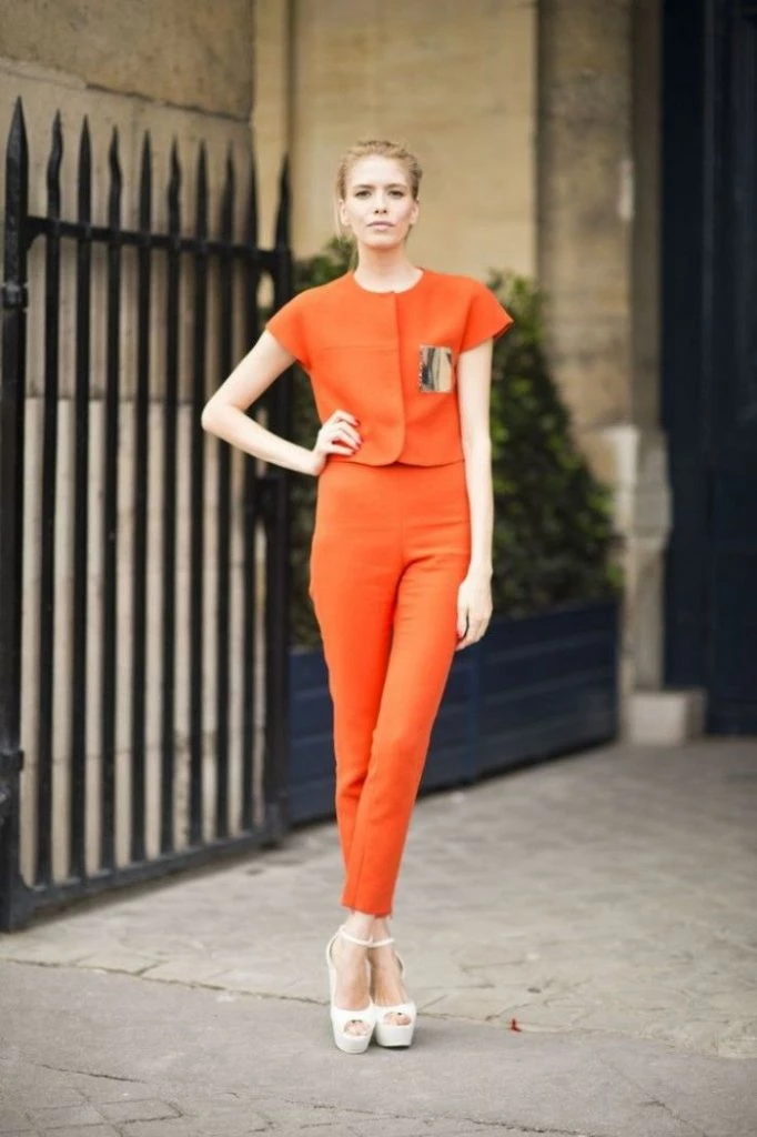 Modelo vestida de naranja combinando con paleta Pantone hazelnut