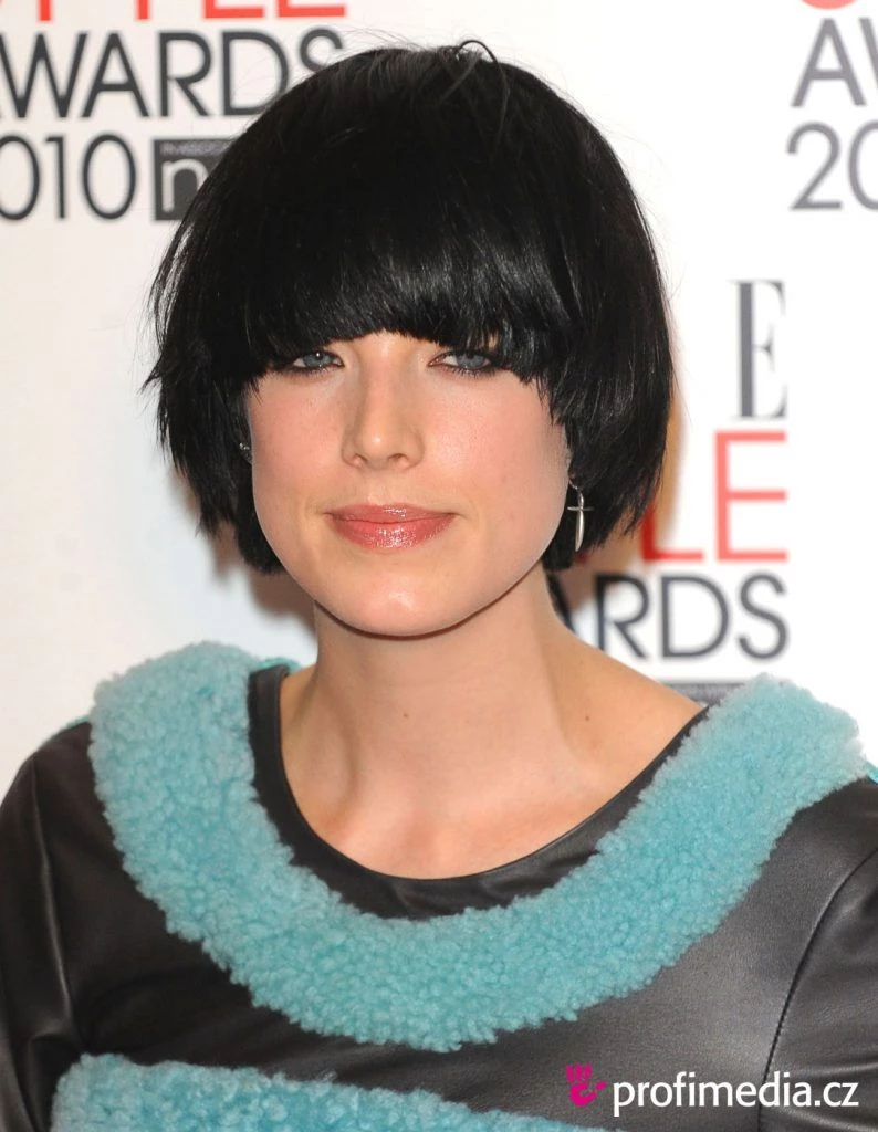 La tendencia en textura del cabello, destacando el cambio de cabello efecto natural y despeinado por un estilo más pulido, brillante y con textura controlada.