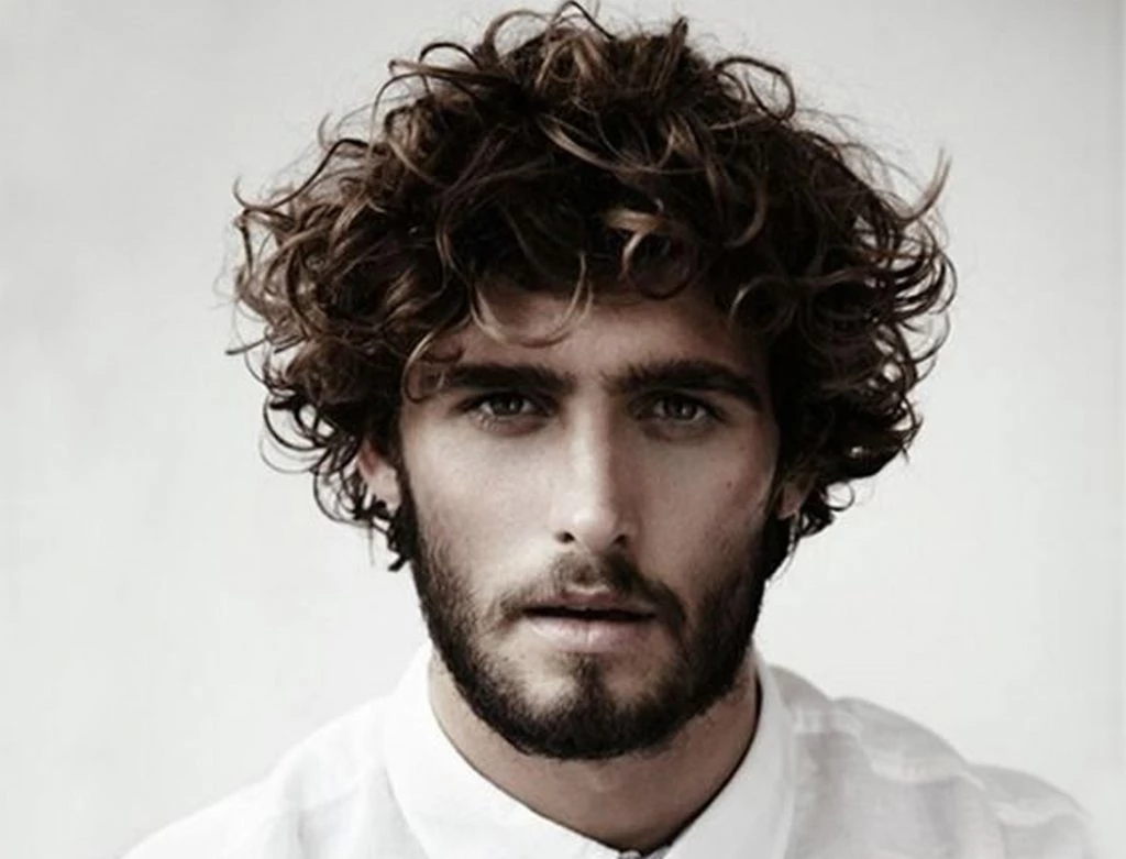 Foto mostrando la tendencia del cabello rizado, aportando frescura y movimiento al look