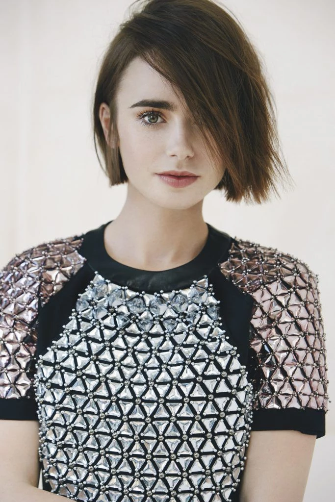 Tendencia en textura del cabello, destacando el cambio de cabello efecto natural y despeinado por un estilo más pulido, brillante y con textura controlada.