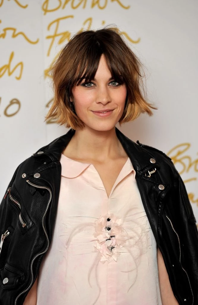 Estilo de flequillo abierto y desenfadado como el de Alexa Chung, ideal para suavizar facciones alargadas.